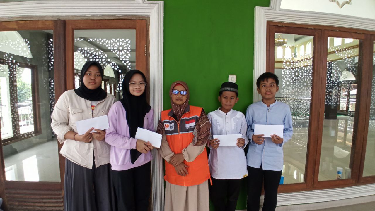 RUMAH ZAKAT BANTU LUNASI BIAYA PENDIDIKAN SEKOLAH ANAK-ANAK JUARA (1)
