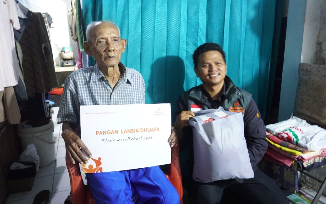 Muliakan Dhuafa, Relawan Nusantara Salurkan Paket Pangan Lansia