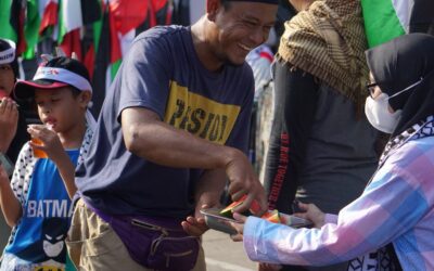 RELAWAN NUSANTARA MEMBAGIKAN MINUM DAN MAKANAN RINGAN UNTUK RIBUAN MASA YANG HADIR DI AKSI BELA PALESTINA DI DEPAN GEDUNG KEDUBES AS