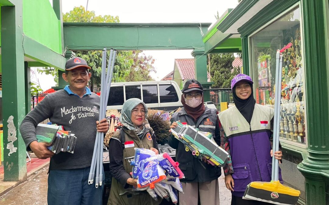 BMM Bersama Relawan Nusantara Berbagi Alat Kebersihan Untuk Warga Terdampak Bencana Banjir