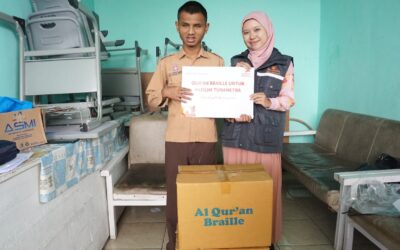 Penyaluran Paket Al-Qur’an Braille ke Difabel di Caringin Kota Bandung