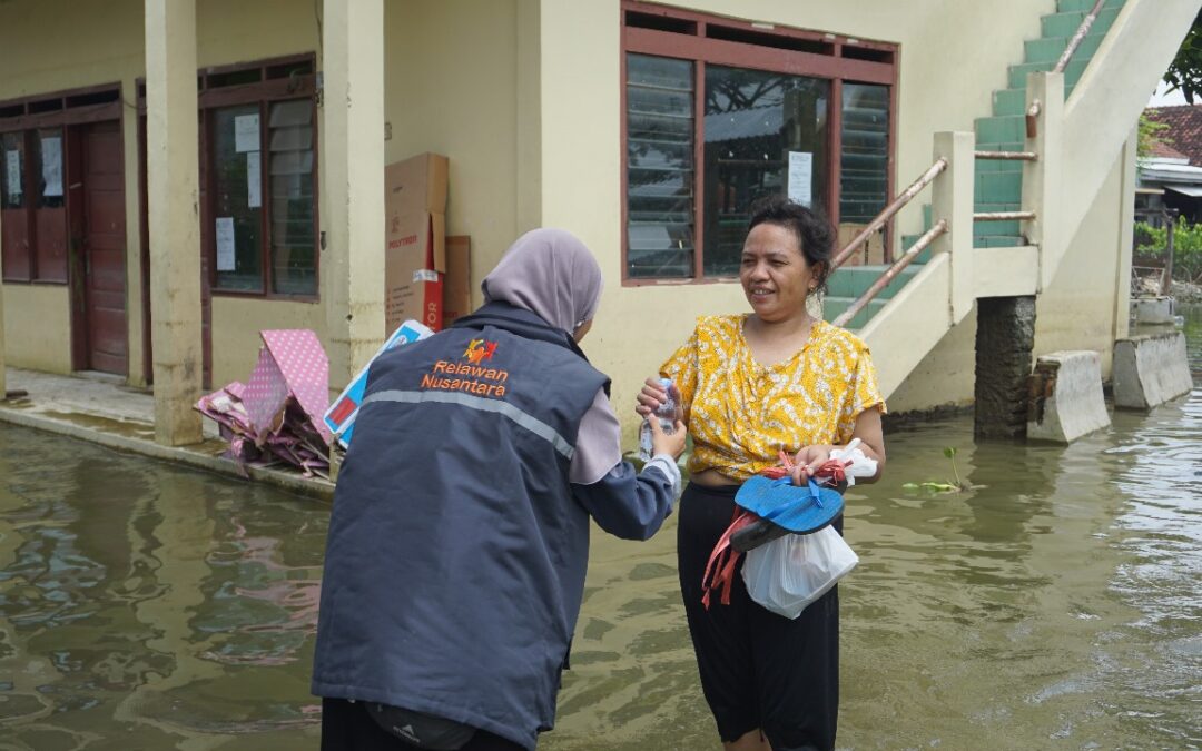 Relawan Nusantara Salurkan Bantuan Air Minum untuk Penyintas Banjir di Demak