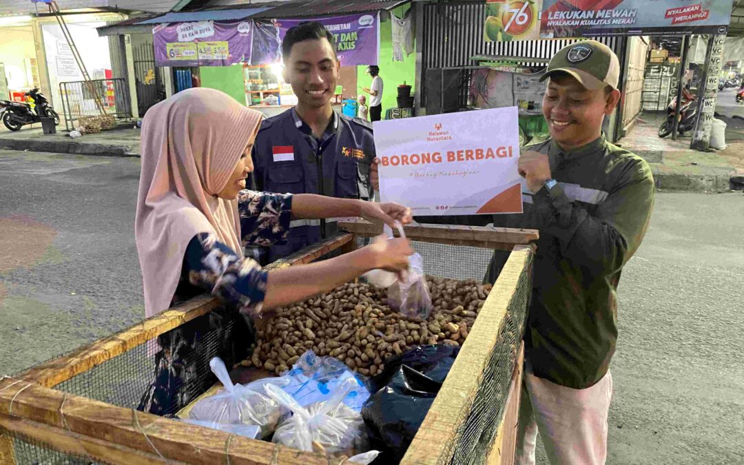 Relawan Nusantara Borong Dagangan Pedagang Kecil dan Membagikannya Pada Orang Sekitar di Seketeng, Sumbawa