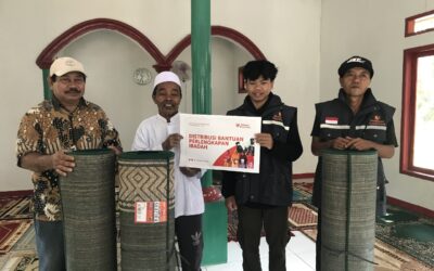 Relawan Nusantara Berikan Bantuan Karpet Mesjid ke Kampung Tanjung