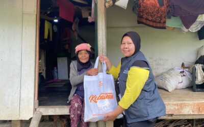 Relawan Nusantara Salurkan Bantuan Pangan untuk Lansia di Bandung Barat
