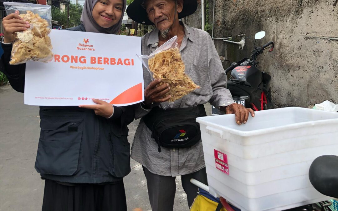 Luaskan Manfaat: Relawan Nusantara Borong Dagangan Pak Ujang, Lansia Penjual Peyek di Bandung