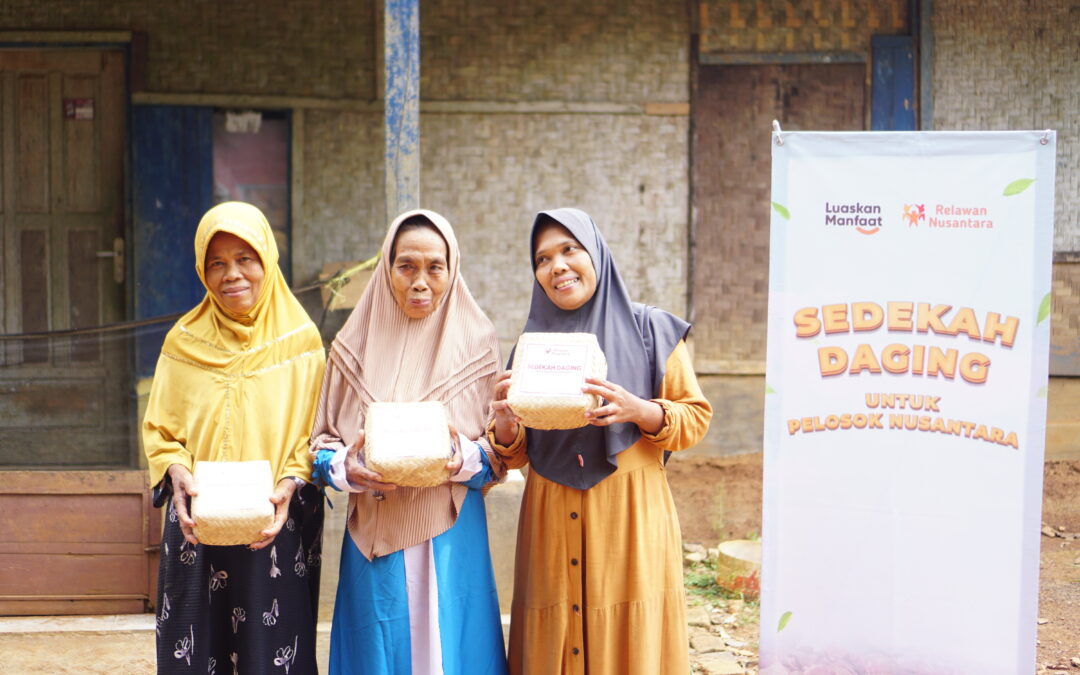Senyum di Kp. Kiara Payung Warnai Pembagian Daging Kurban