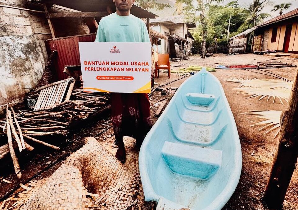 Menjangkau Pesisir, Menghidupkan Harapan: Relawan Nusantara Salurkan Bantuan Modal Usaha untuk Nelayan