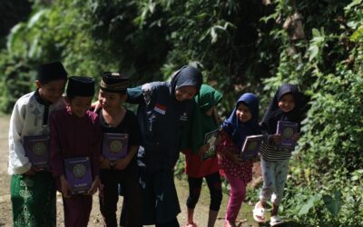 Relawan Nusantara Salurkan Al-Qur’an dan Iqro untuk Santri di Pelosok Tasikmalaya