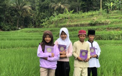 Luaskan Manfaat: Relawan Nusantara Salurkan Al-Qur’an dan Iqro untuk Santri di Tasikmalaya