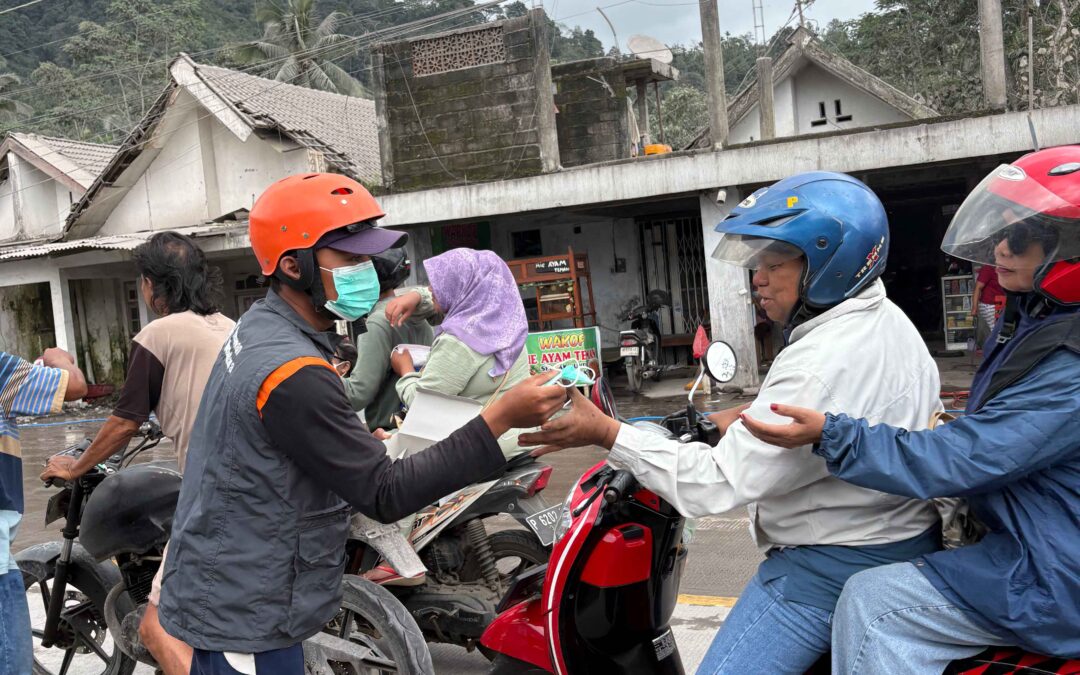 Respons Cepat Relawan Nusantara Menguatkan Warga Sekitar Lereng Semeru