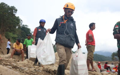 Bantuan Mendesak dari Relawan Nusantara dan PT Inspeksi Mobil Jogja Menembus Jalur Lumpur Palembayan