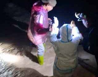 Relawan Nusantara Terjebak Saat Distribusi Bantuan di Sungai Batang