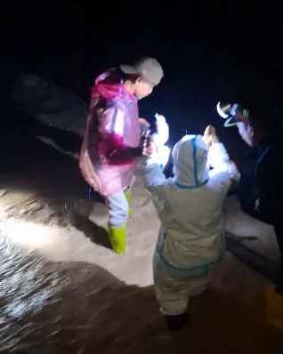 Relawan Nusantara Terjebak Saat Distribusi Bantuan di Sungai Batang