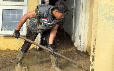 Relawan Nusantara dan Unimal Bersihkan Puskesmas Babah Buloh dari Lumpur Banjir