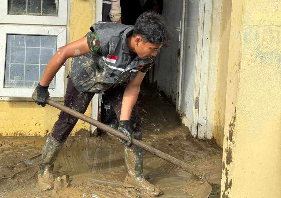Relawan Nusantara dan Unimal Bersihkan Puskesmas Babah Buloh dari Lumpur Banjir