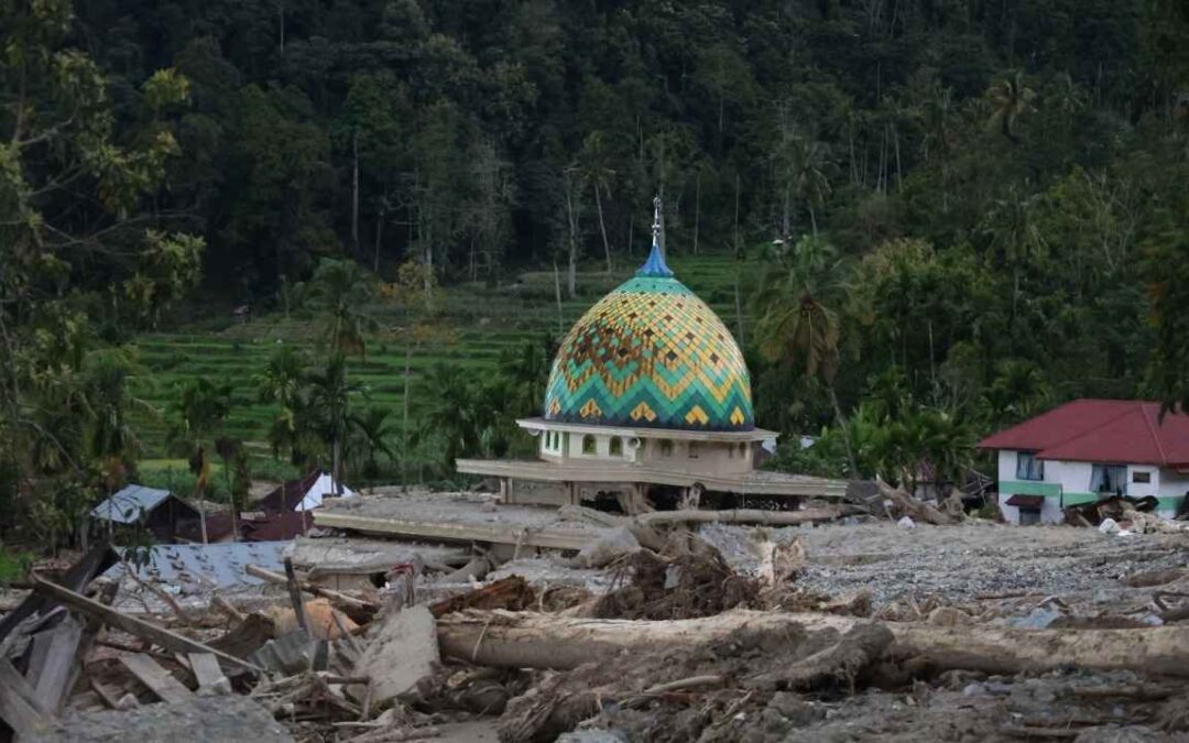 Relawan Nusantara Menembus Jalur Danau Demi Salurkan Bantuan di Jorong Labuah