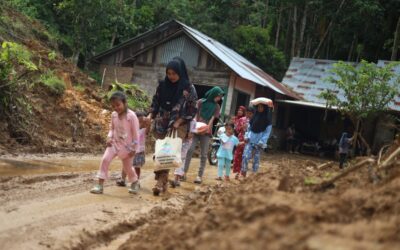 Relawan Nusantara Bersama Le Minerale dan BenihBaik.com Kuatkan Ibu Penyintas Longsor Palembayan, Sumatera Barat