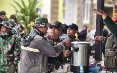 Hadirkan Kehangatan di Tengah Cuaca Ekstrem, Relawan Nusantara Buka Pos Hangat bagi Tim SAR di Cisarua