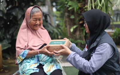 Senyum Penuh Cinta di Bulan Puasa Bersama Para Lansia Ciparay