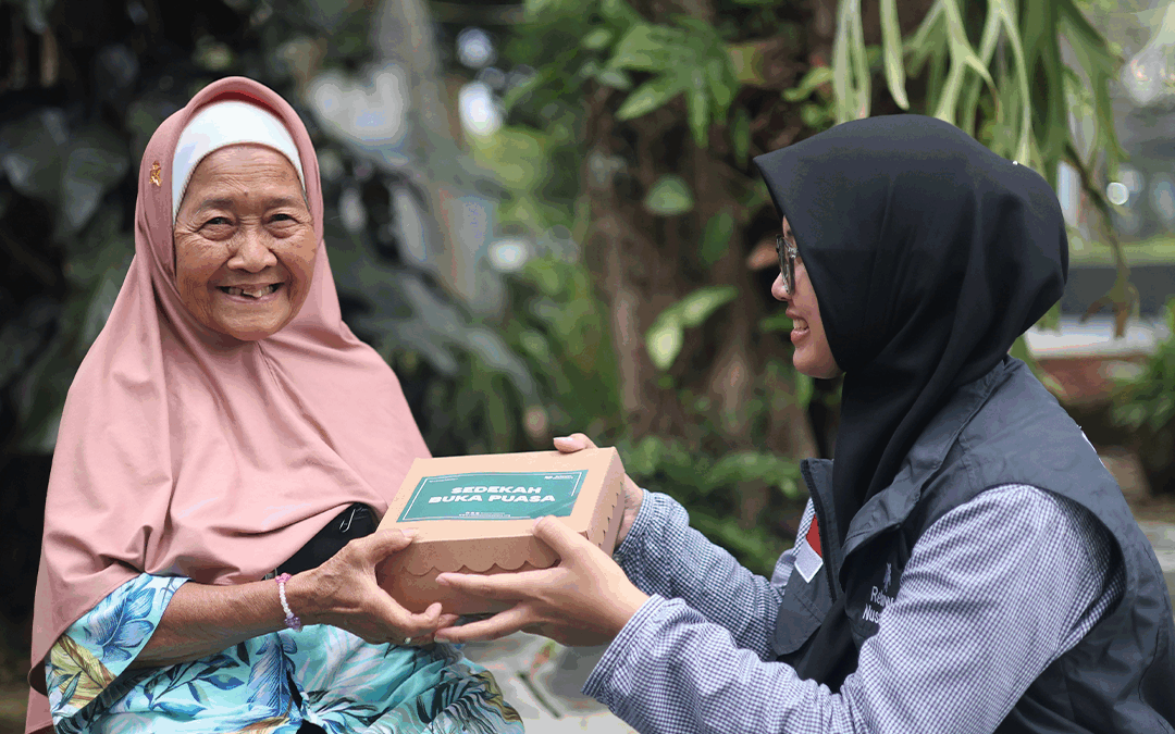 Senyum Penuh Cinta di Bulan Puasa Bersama Para Lansia Ciparay