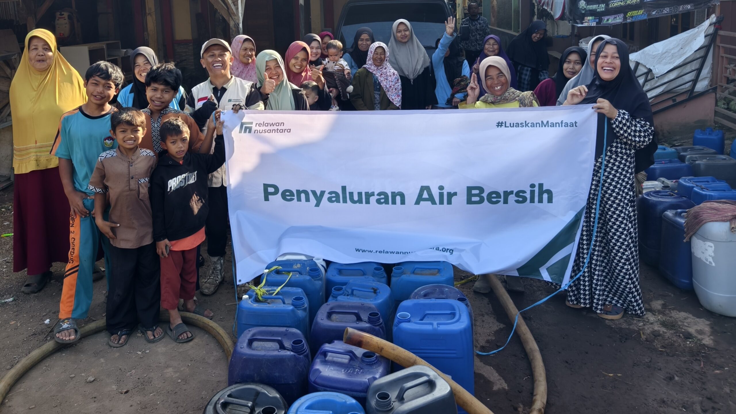 Senyum Warga Ketika Penyaluran Air Bersih