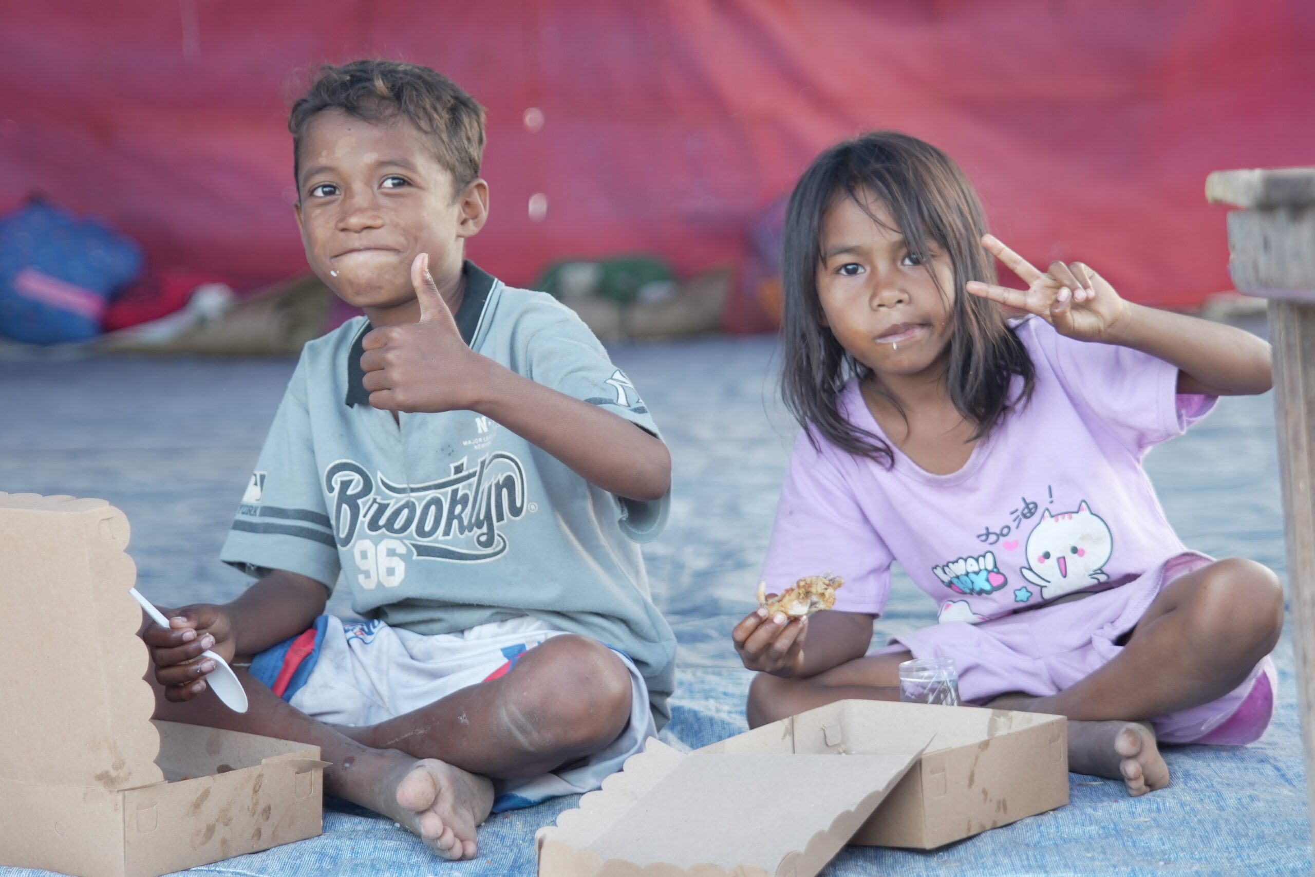 Dua anak penyintas gempa Flores di tenda pengungsian Nagekeo menikmati paket makanan siap saji dari Relawan Nusantara dan Jamkrindo.