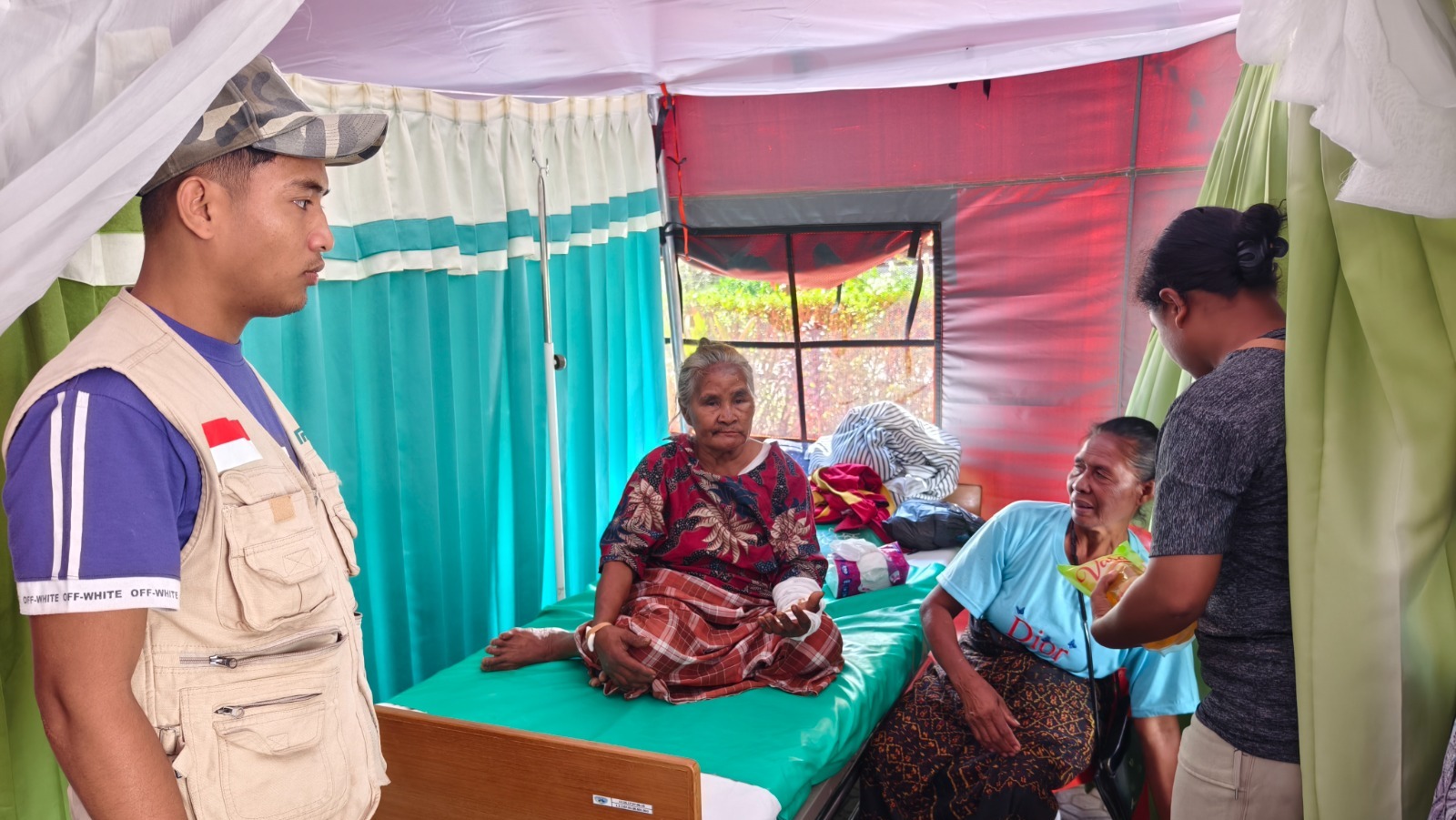 Relawan mendampingi dan menyalurkan bantuan kesehatan untuk penyintas bencana yang sakit.