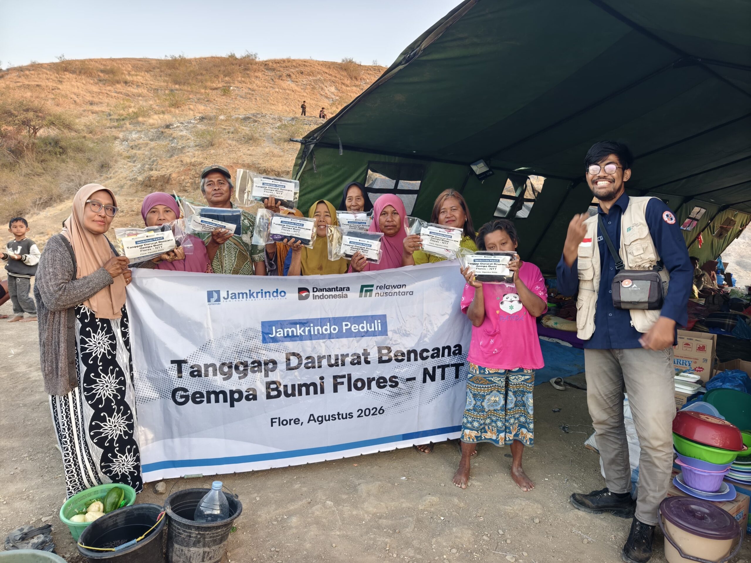 Penyerahan bantuan hygiene kit oleh Relawan Nusantara dan Jamkrindo kepada ibu-ibu penyintas gempa NTT di Pos Pengungsian Maropokot Nagekeo.