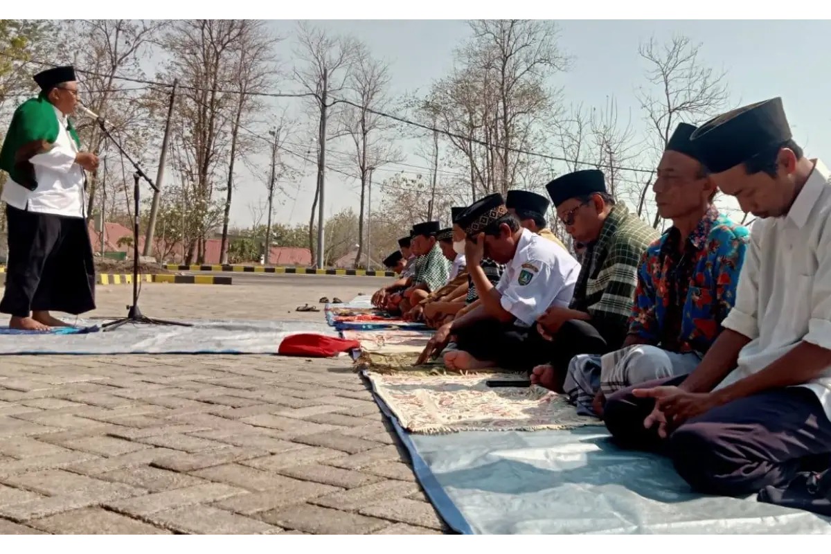 shalat-istisqa-berjamaah-palembang-foto-Fpik-minanews.net Jamaah melaksanakan shalat istisqa memohon hujan di Palembang foto: Fpik/Minanews.net