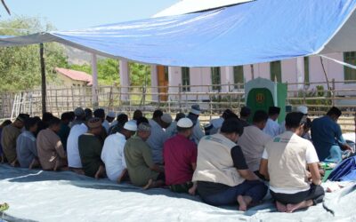 Terpal Darurat, Ruang Aman untuk Shalat Jumat Warga Waekokak Pascagempa