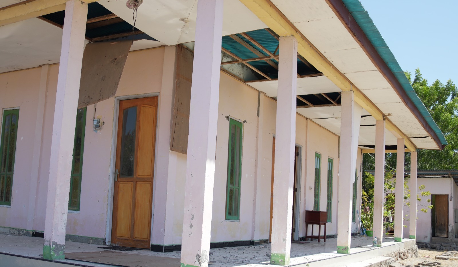 Pemandangan teras luar Masjid Al Muhajirin yang tampak retak dan tiang-tiang penyangga goyah akibat guncangan gempa bumi Nagekeo.