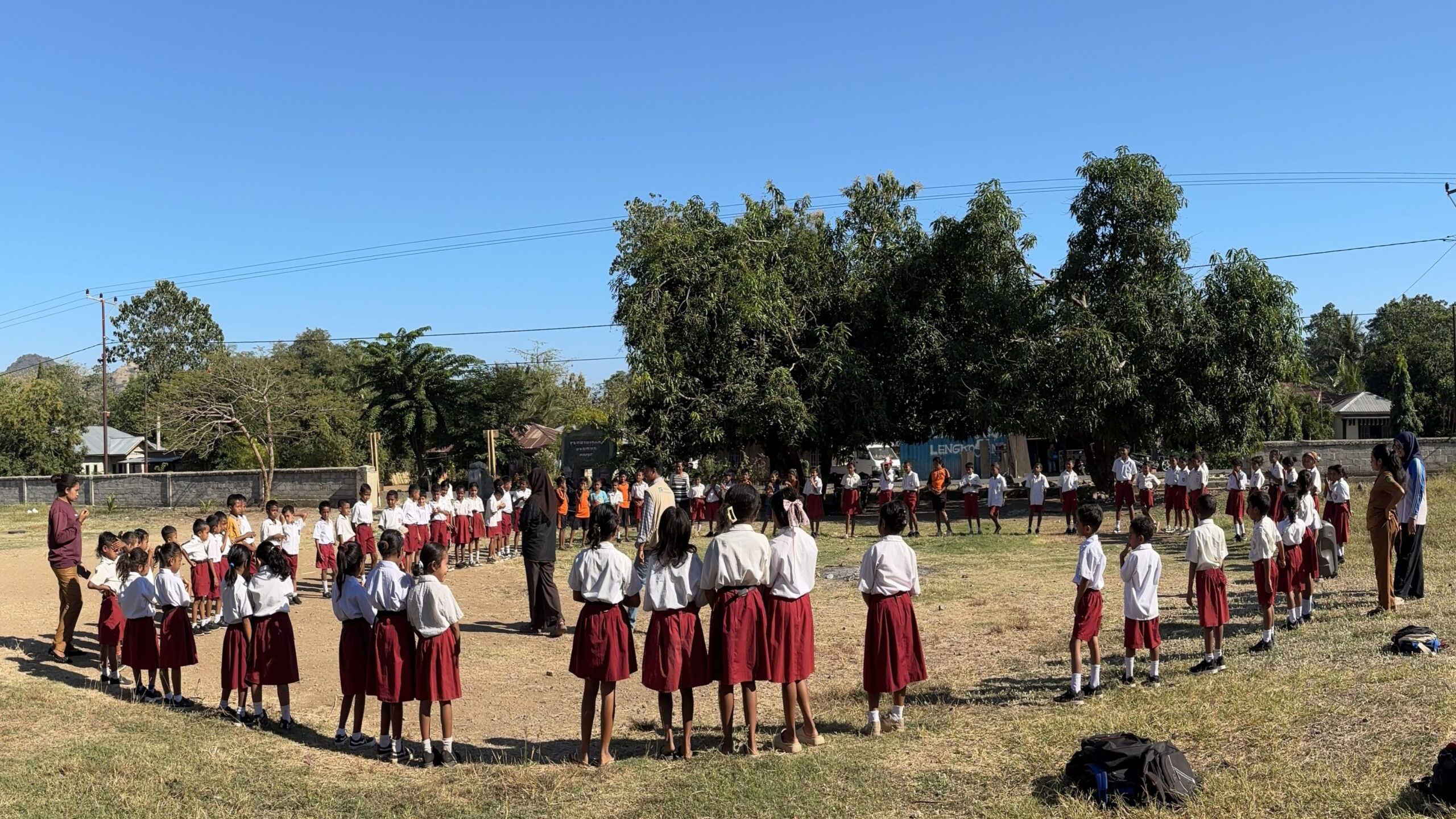 Siswa SDI Lengkosambi dan Relawan Nusantara berkumpul di halaman sekolah untuk kegiatan trauma healing gempa Ngada.