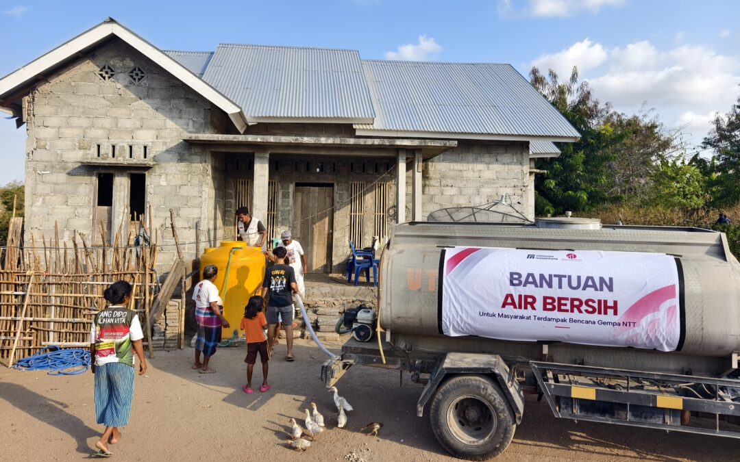Truk tangki menyalurkan bantuan air bersih Nagekeo dari PT Mesitechmitra Purnabangun melalui Relawan Nusantara.