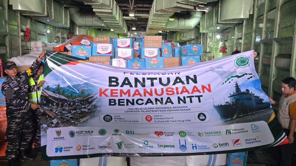 Tumpukan logistik bantuan bencana NTT yang diangkut menggunakan kapal perang KRI Teluk Parigi-539.