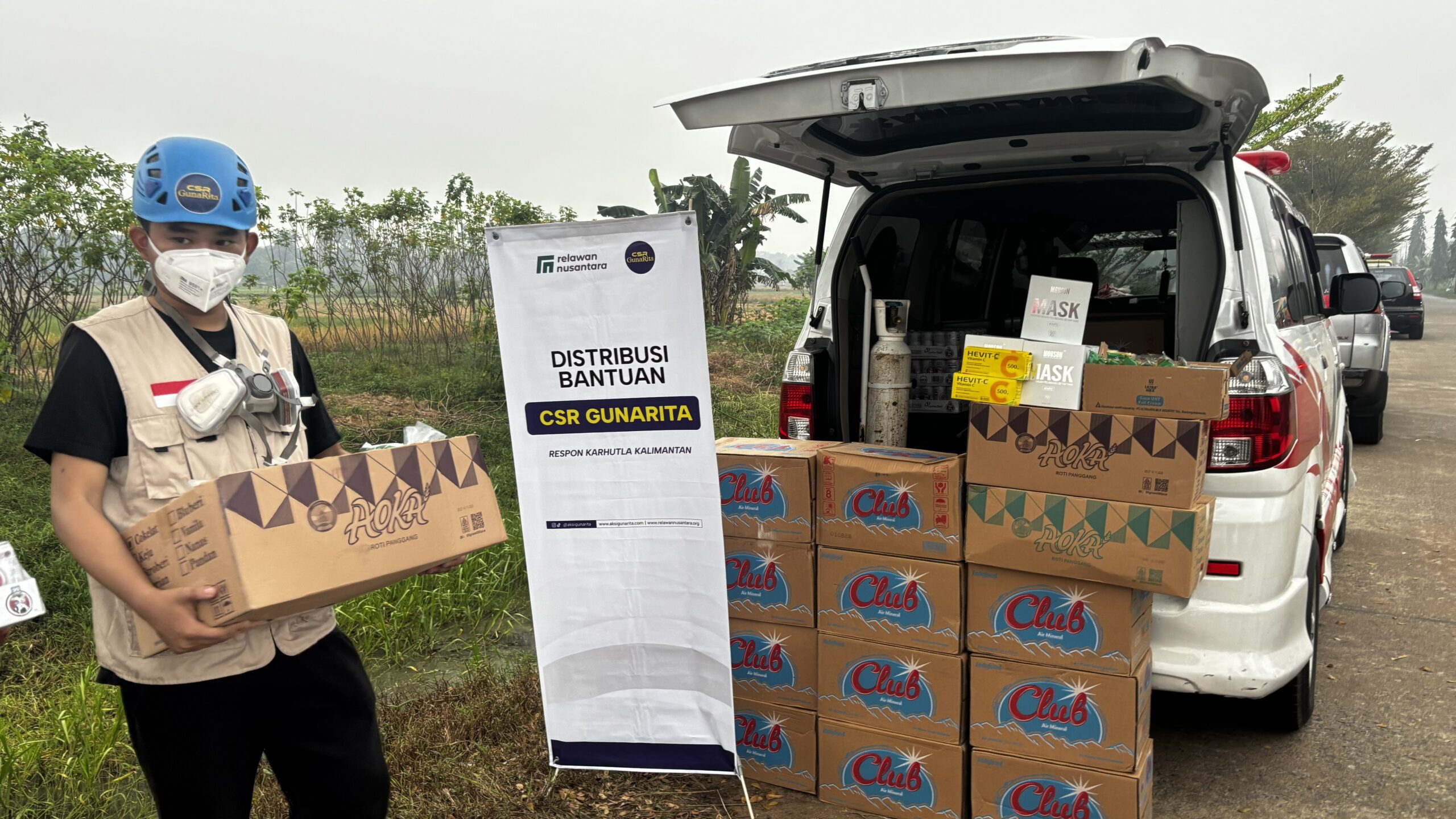 Relawan Nusantara menyiapakan logistik bantuan berupa masker, air mineral, dan makanan tambahan untuk penanganan karhutla Kalimantan Barat.