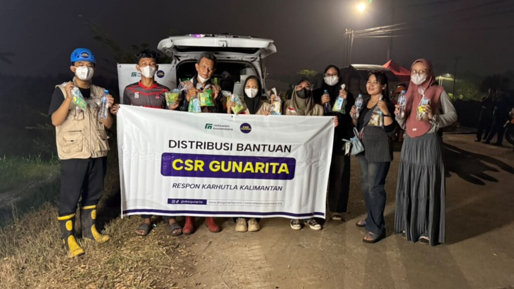 Tim CSR PT GunaRita dan Relawan Nusantara membentangkan spanduk penyerahan bantuan respon karhutla Kalimantan Barat.