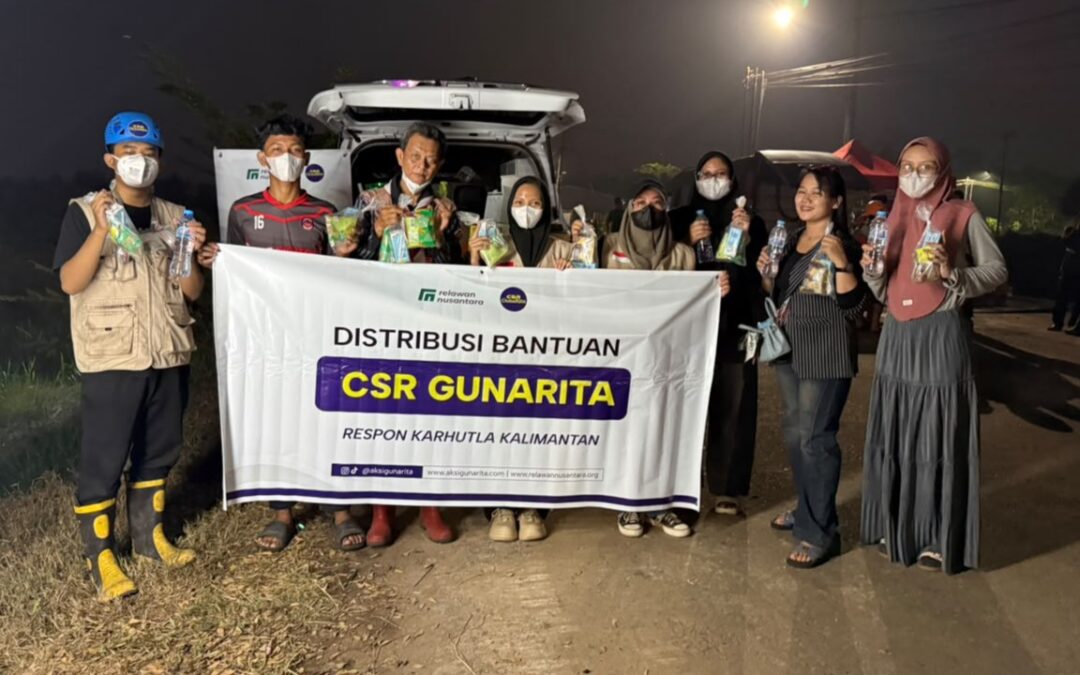 Tim CSR PT GunaRita dan Relawan Nusantara membentangkan spanduk penyerahan bantuan respon karhutla Kalimantan Barat.