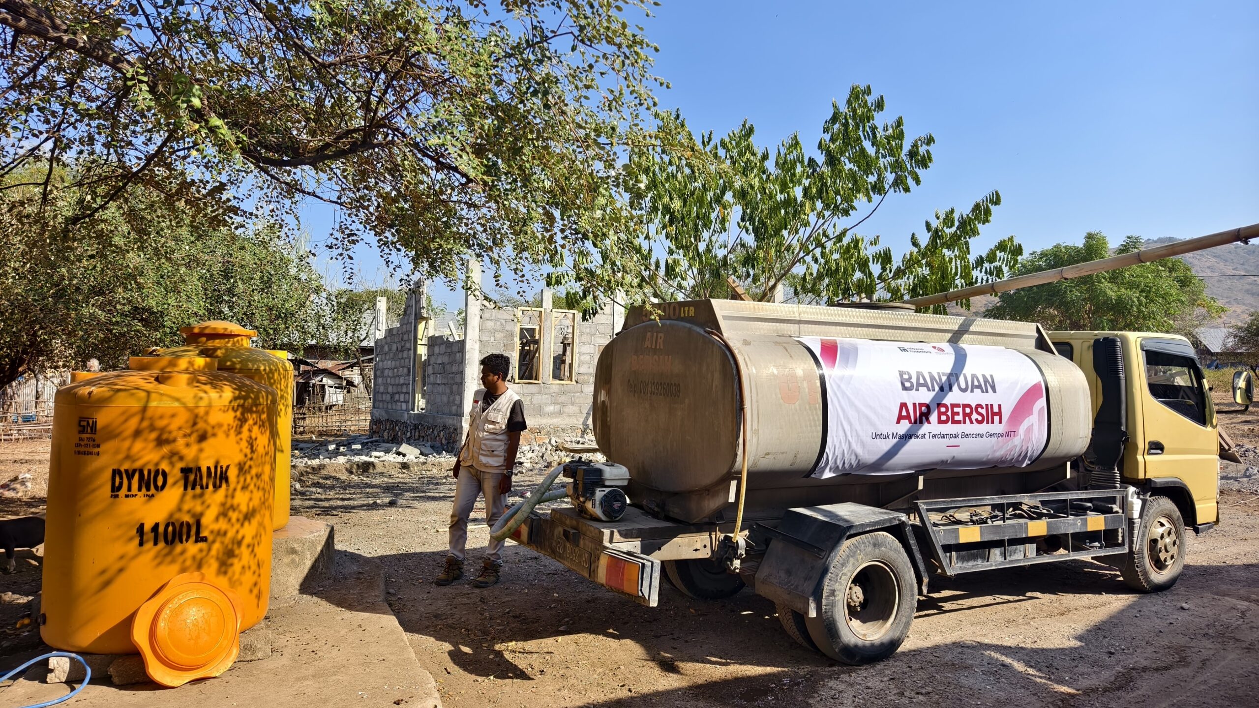 Penyiapan distribusi 40.000 liter bantuan air bersih Nagekeo untuk masyarakat terdampak.