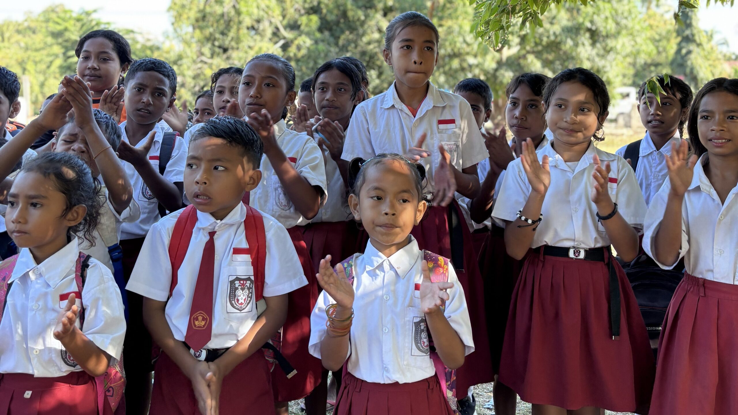 Ekspresi ceria anak-anak SDI Lengkosambi bertepuk tangan saat mengikuti trauma healing pascagempa.