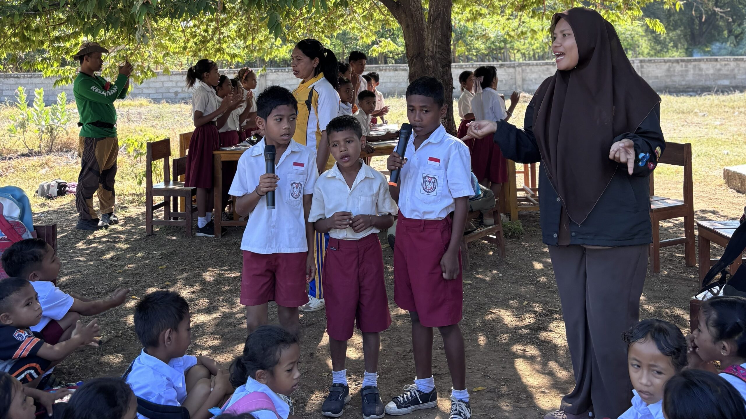 Anak-anak SDI Lengkosambi antusias tampil berbicara dalam sesi trauma healing bantuan gempa NTT.