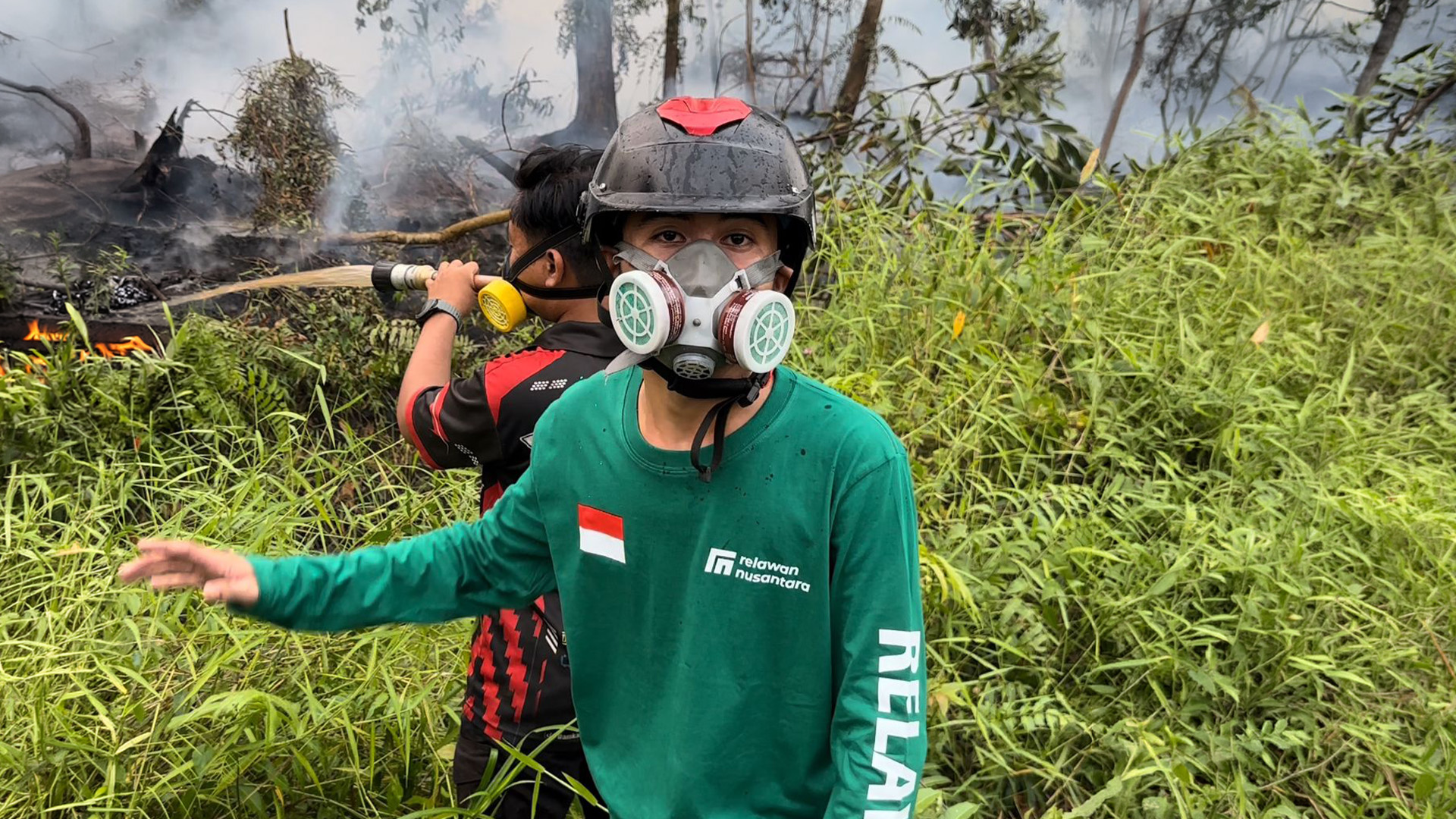 Pemandangan udara memperlihatkan kabut asap tebal menyelimuti area lahan dan vegetasi di Pontianak.
