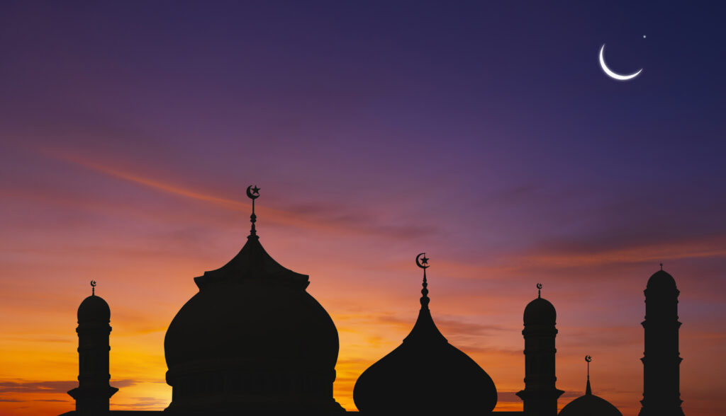 Gambar siluet masjid yang indah di waktu senja untuk artikel mengenai keutamaan membangun masjid