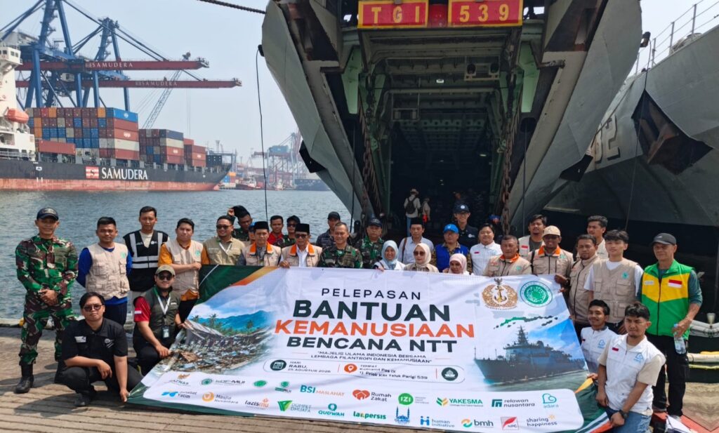 Seremonial pelepasan bantuan kemanusiaan gempa NTT di Kolinlamil Tanjung Priok bersama TNI AL dan Relawan Nusantara.