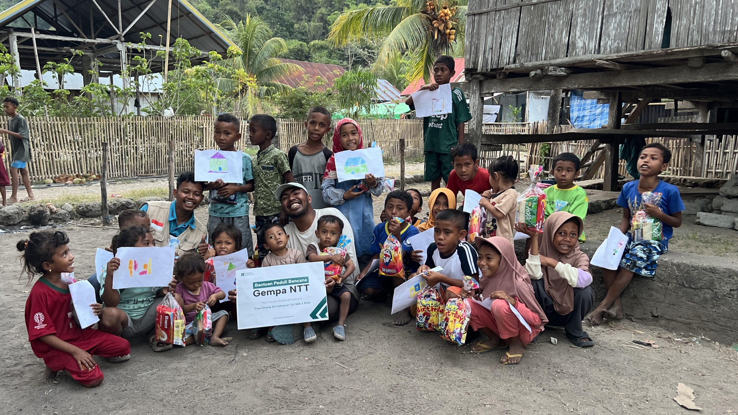 Anak-anak di Kampung Nanga Rema tersenyum gembira memperlihatkan hasil gambar mereka saat kegiatan psikososial bersama Relawan Nusantara.