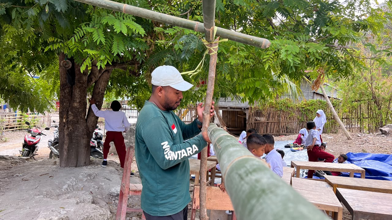 Relawan Nusantara mendirikan kerangka bambu untuk ruang kelas darurat di Manggarai Timur.