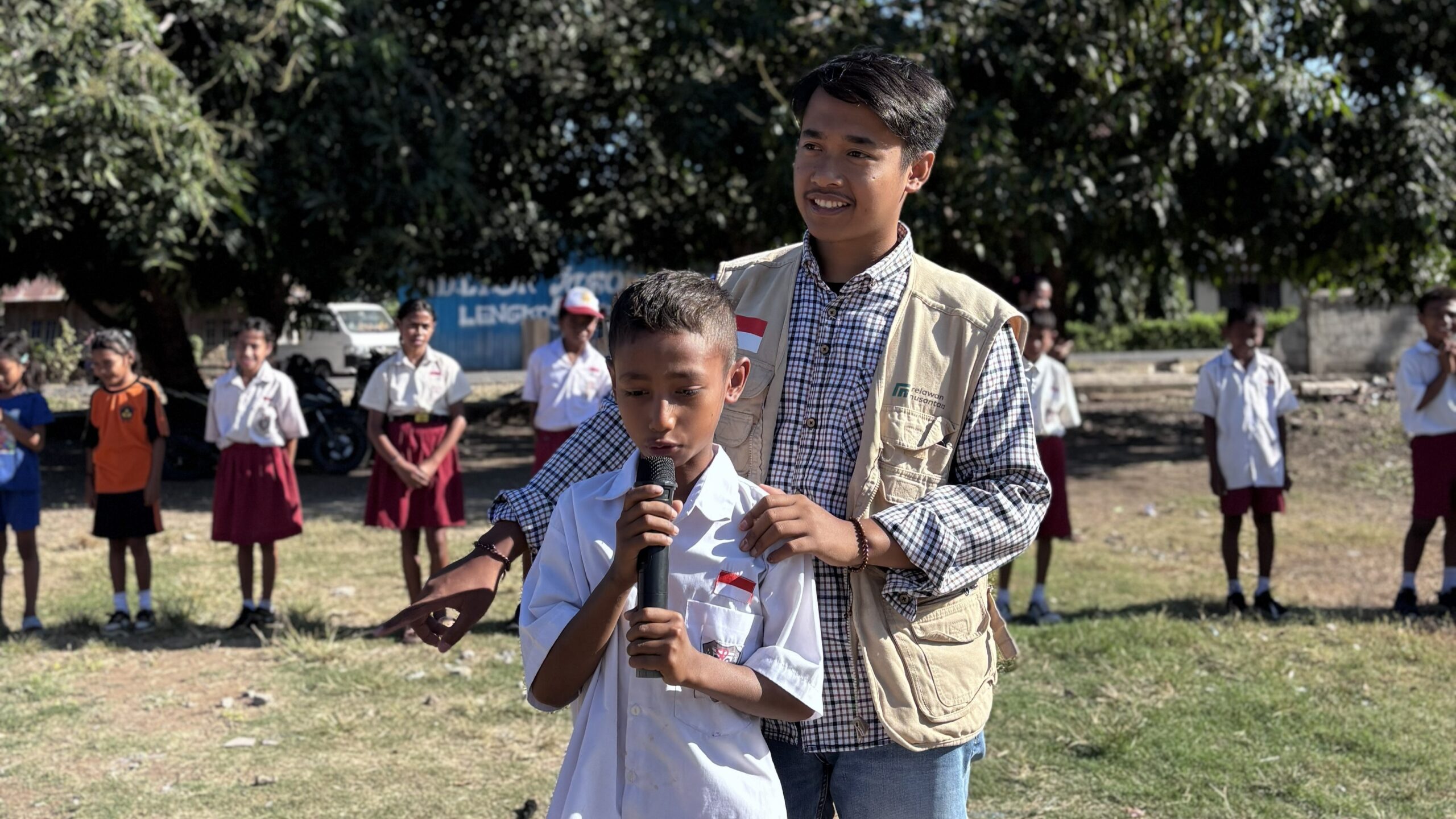 Relawan Nusantara memberikan dukungan psikososial kepada siswa SDI Lengkosambi pascagempa Ngada.