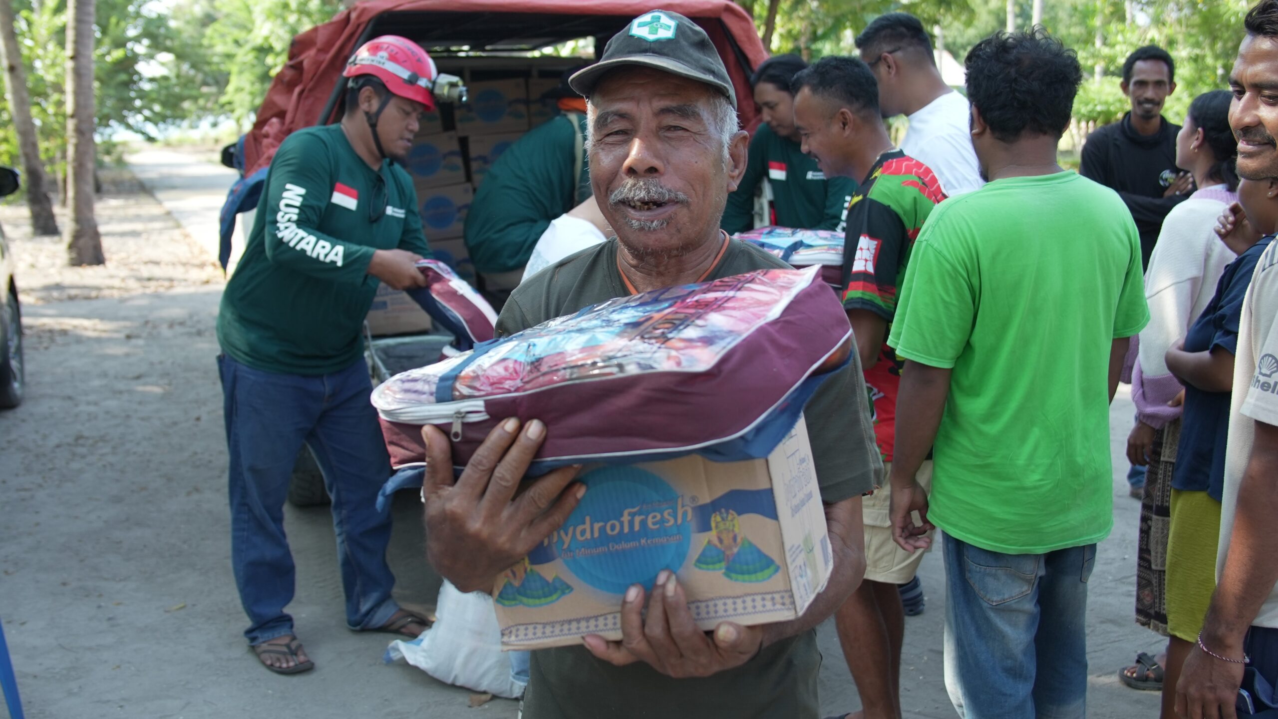 Warga lansia penerima manfaat bantuan logistik dan alas tidur dari Relawan Nusantara di posko pengungsian gempa NTT.