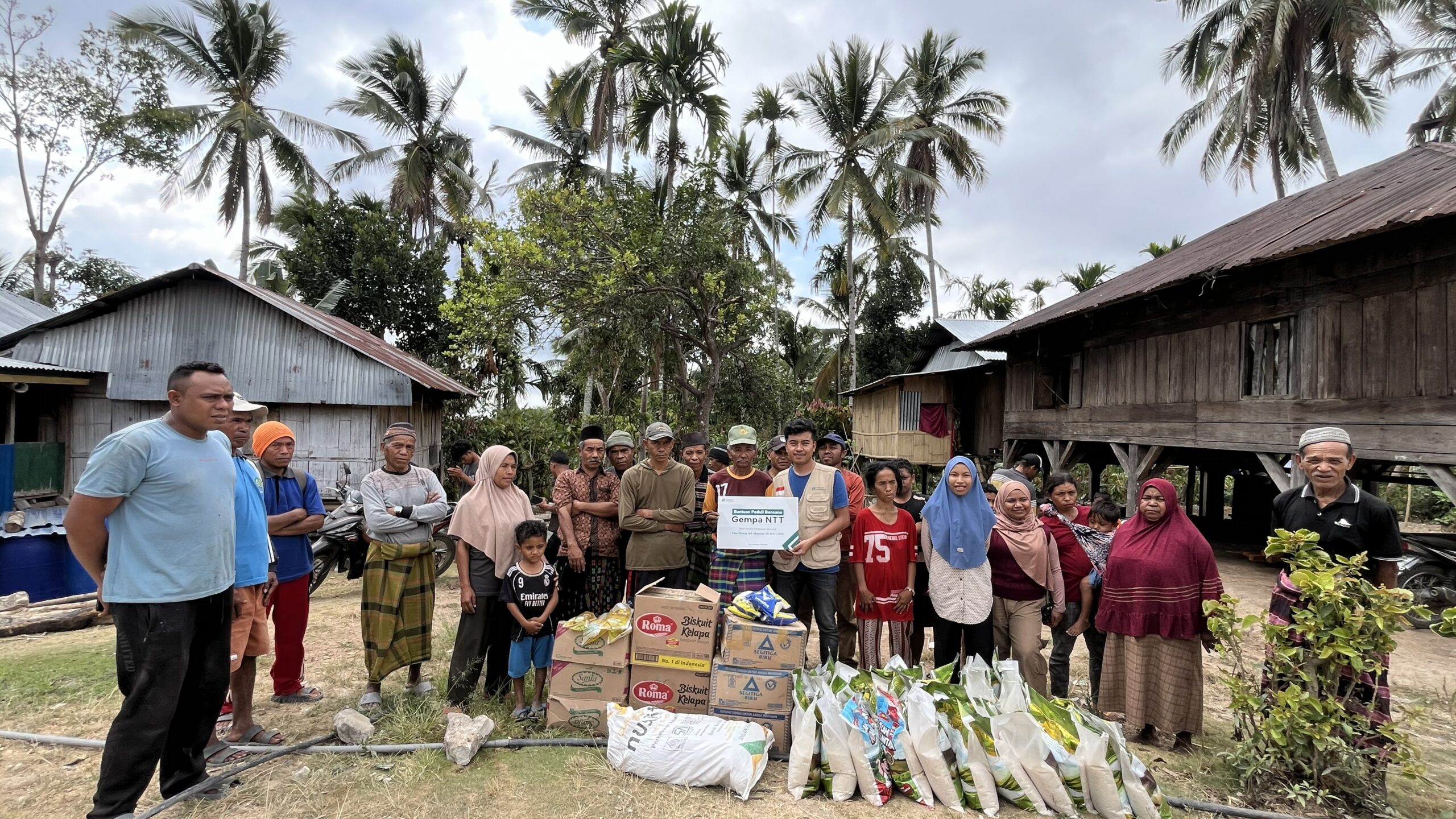 Penyerahan secara simbolis bantuan sembako dan logistik oleh Relawan Nusantara bersama warga lokal di Manggarai Timur.