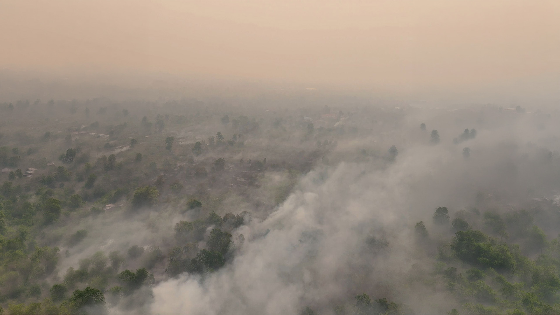 Relawan Nusantara menggunakan helm keselamatan dan masker respirator saat bertugas di lokasi kebakaran lahan Perdana Ujung Dalam.